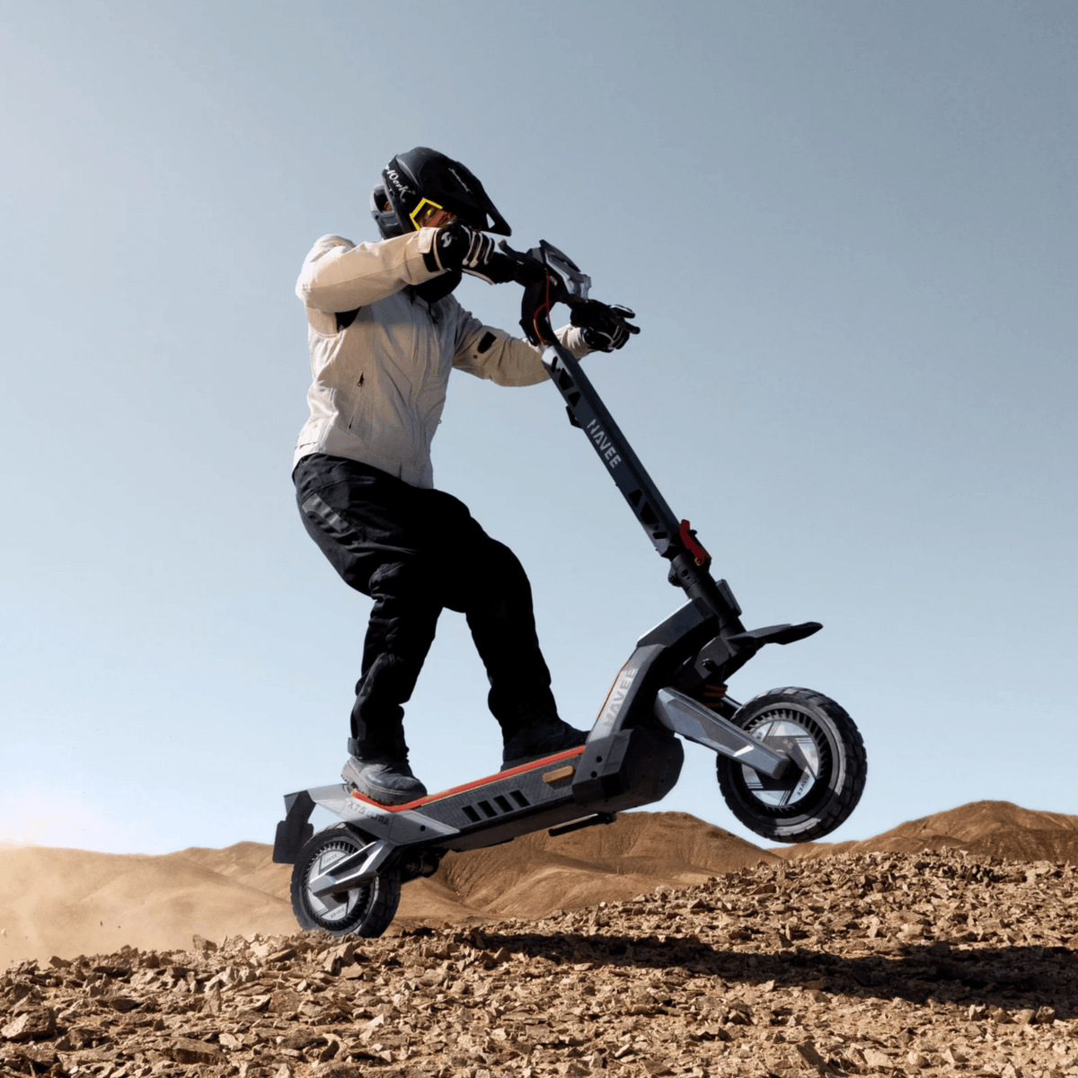 Pilota con il monopattino elettrico NAVEE XT5 Ultra in fuoristrada