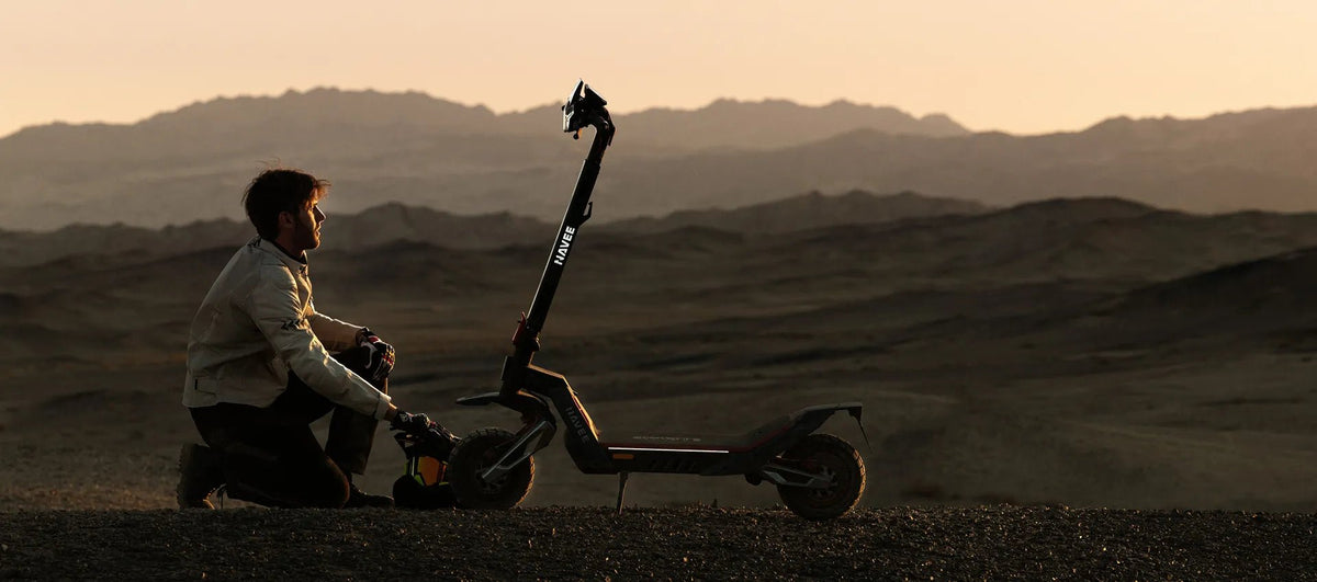 Pilota con il monopattino elettrico NAVEE XT5 Ultra in fuoristrada