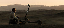 Pilota con il monopattino elettrico NAVEE XT5 Ultra in fuoristrada