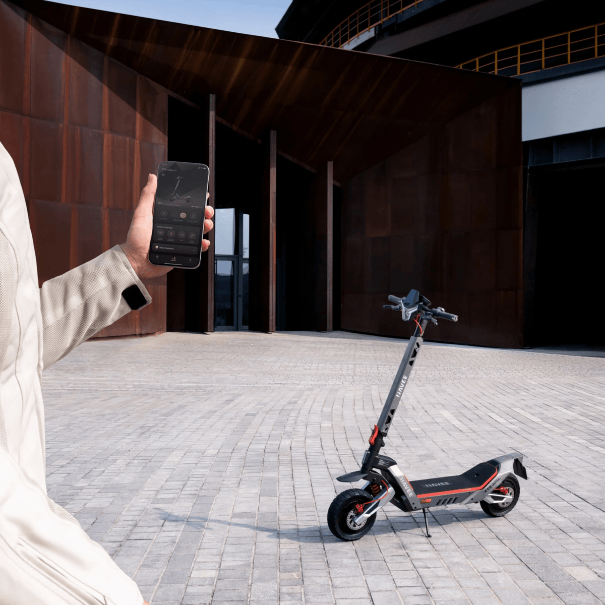Persona in piedi con il monopattino elettrico NAVEE XT5 Ultra