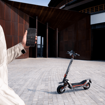Persona in piedi con il monopattino elettrico NAVEE XT5 Ultra