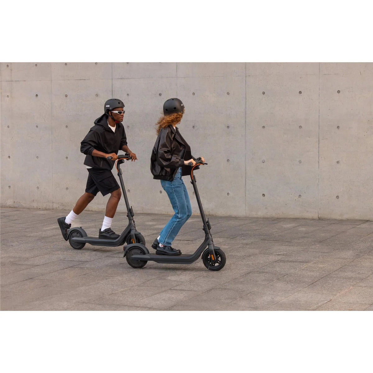 Persona alla guida del monopattino elettrico Segway Ninebot E2 Pro in città