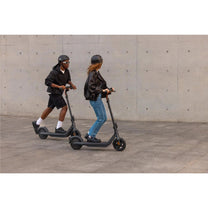 Persona alla guida del monopattino elettrico Segway Ninebot E2 Pro in città