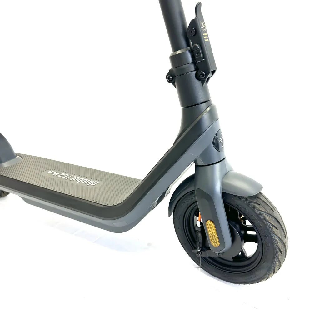 Ruota anteriore e forcella del Segway Ninebot E2 Pro