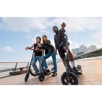 Persona in piedi con il monopattino elettrico Segway Ninebot E2 Pro