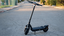 Monopattino elettrico Segway Ninebot Max G3 visto di lato su strada