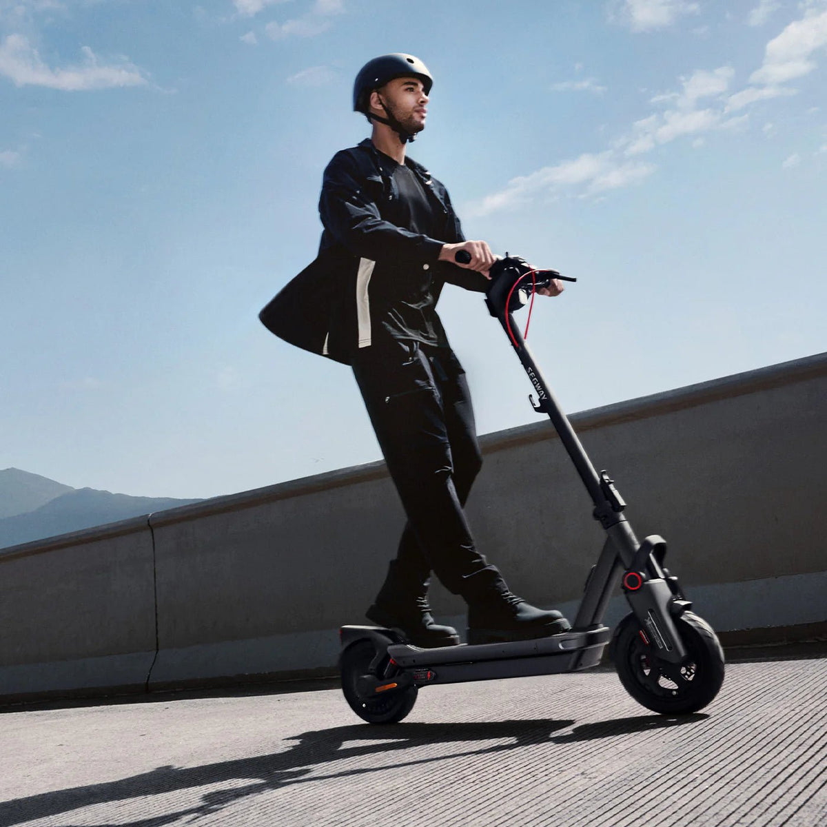 Persona alla guida del monopattino elettrico Segway Ninebot Max G3 in città