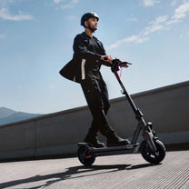 Persona alla guida del monopattino elettrico Segway Ninebot Max G3 in città