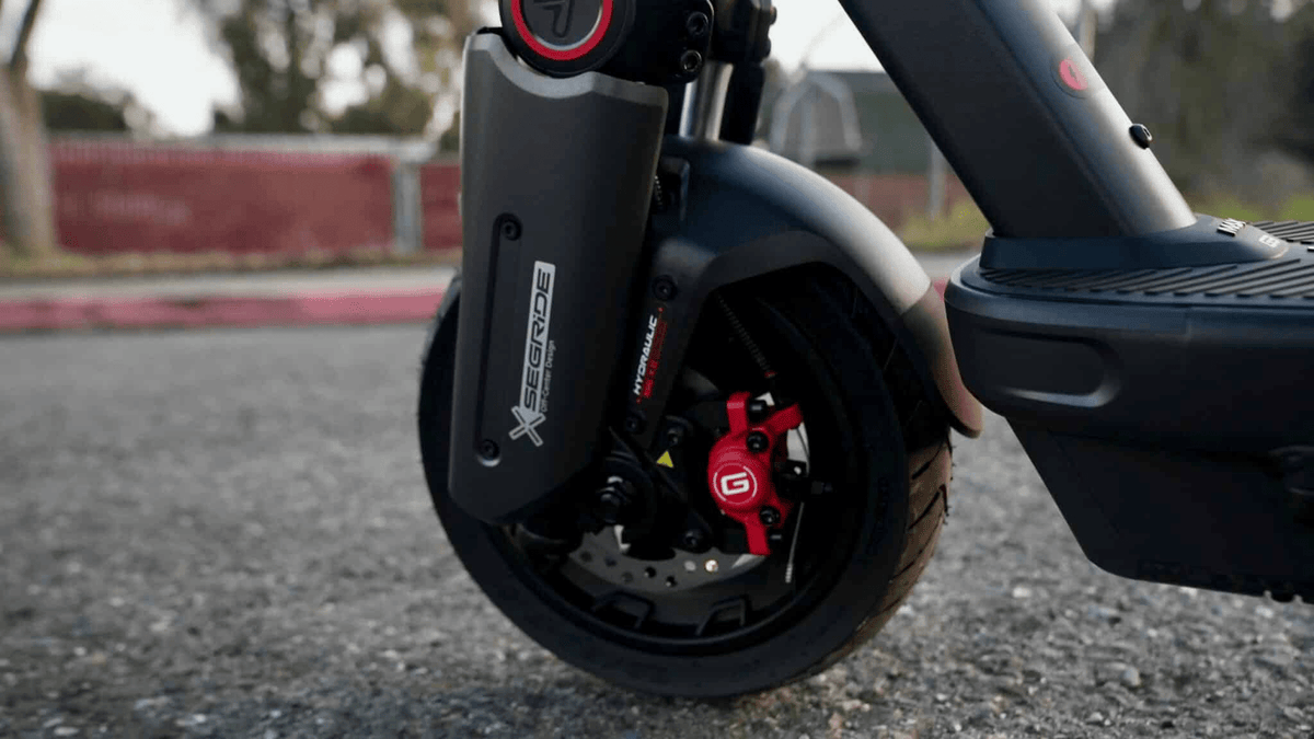 Ruota anteriore e forcella del Segway Ninebot Max G3 in primo piano