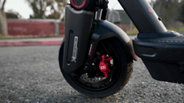 Ruota anteriore e forcella del Segway Ninebot Max G3 in primo piano