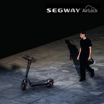 Persona in piedi con il monopattino elettrico Segway Ninebot Max G3 in un ambiente serale