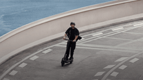 Persona alla guida del monopattino elettrico Segway Ninebot Max G3 in città in un ambiente serale