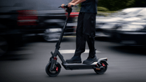 Persona alla guida del monopattino elettrico Segway Ninebot Max G3 in città