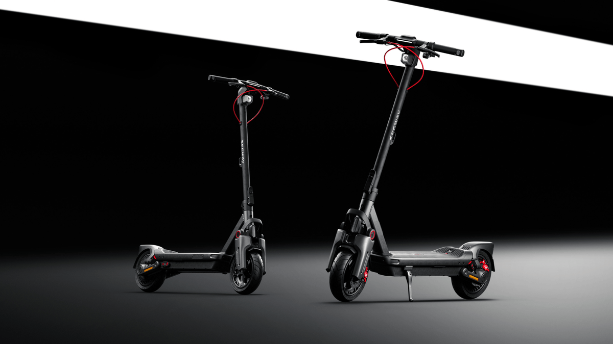 Monopattino elettrico Segway Ninebot Max G3 visto di lato in un ambiente serale