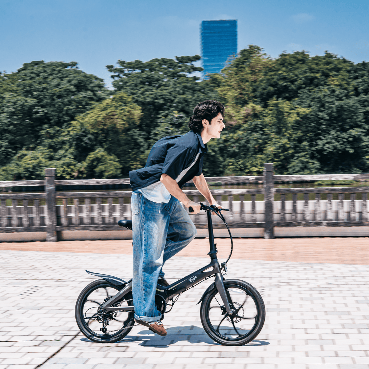 Uomo alla guida della bici elettrica pieghevole ONEBOT Eagle in città