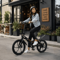 Donna alla guida della bici elettrica pieghevole ONEBOT Eagle in una strada