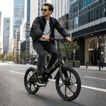 Uomo alla guida della bici elettrica pieghevole ONEBOT Eagle in una strada