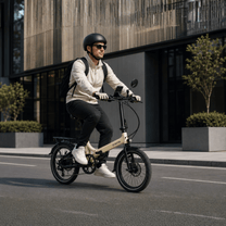 Uomo alla guida della bici elettrica pieghevole Onemile E1P in una strada