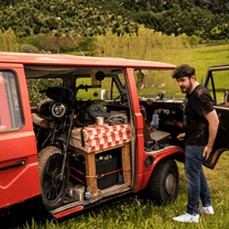 Uomo in piedi con la fat bike elettrica Onemile M40 PRO