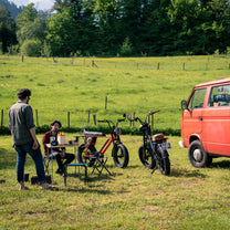 Persona in piedi con la fat bike elettrica Onemile M40 PRO in gruppo