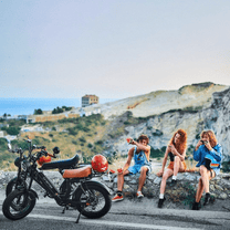 Persona seduta accanto alla fat bike elettrica Onemile M40 PRO in gruppo