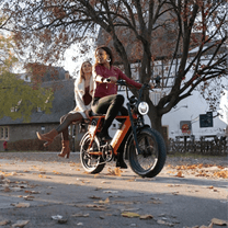 Donna in piedi con la fat bike elettrica Onemile P40 Pro in un parco
