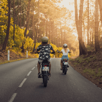 Due persone con la fat bike elettrica Onemile P40 Pro su strada