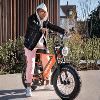 Persona in piedi con la fat bike elettrica Onemile P40 Pro in una strada