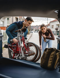 Bici elettrica pieghevole OneSport OT02 piegata nel bagagliaio