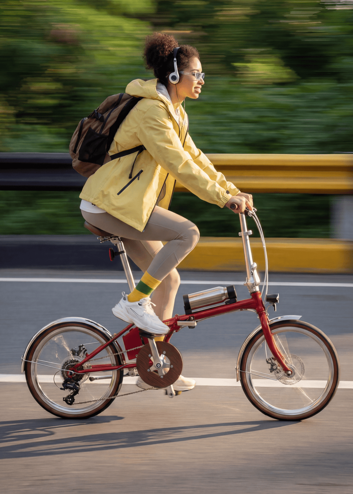 Donna alla guida della bici elettrica pieghevole OneSport OT02 Pro in colore rosso su strada