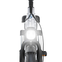 Faro anteriore dell'OneSport OT05 con le luci accese