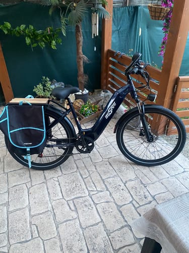 Bici elettrica OneSport OT05 vista di lato in colore blu parcheggiata