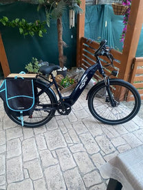 Bici elettrica OneSport OT05 vista di lato in colore blu parcheggiata