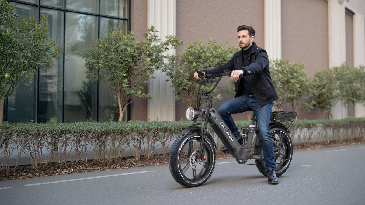 Uomo alla guida della fat bike elettrica OneSport OT08 Pro in colore grigio in una strada
