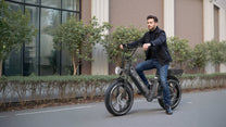 Uomo alla guida della fat bike elettrica OneSport OT08 Pro in colore grigio in una strada