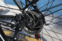 Cambio e catena dell'OneSport OT12 in colore nero in riva al mare