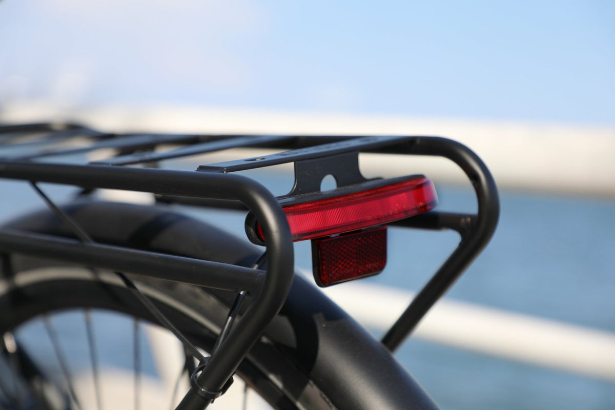 Luce posteriore dell'OneSport OT12 in colore nero in riva al mare