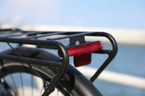 Luce posteriore dell'OneSport OT12 in colore nero in riva al mare