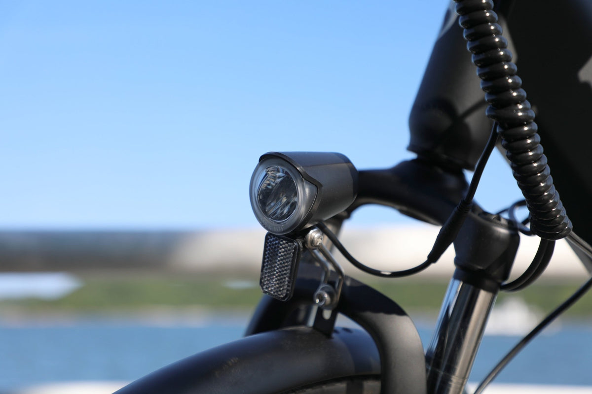 Faro anteriore dell'OneSport OT12 in colore nero in riva al mare