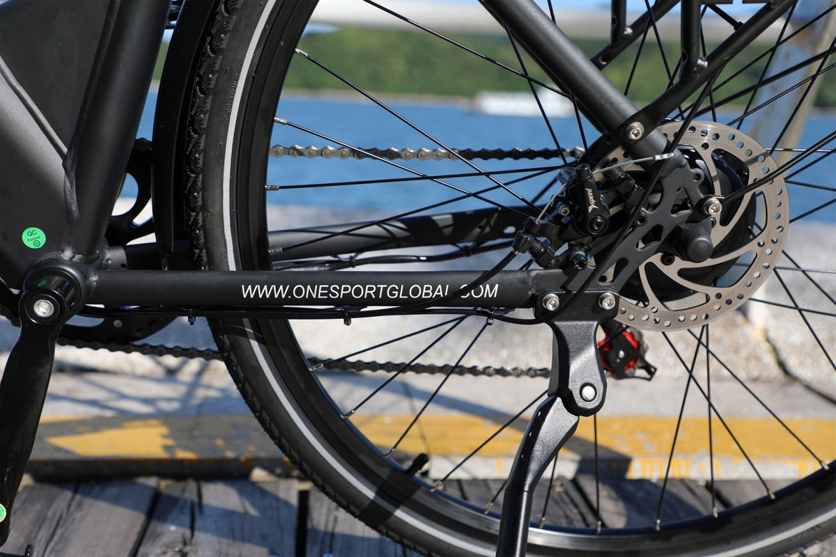 Guarnitura e pedali dell'OneSport OT12 in colore nero in riva al mare