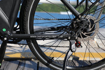 Guarnitura e pedali dell'OneSport OT12 in colore nero in riva al mare