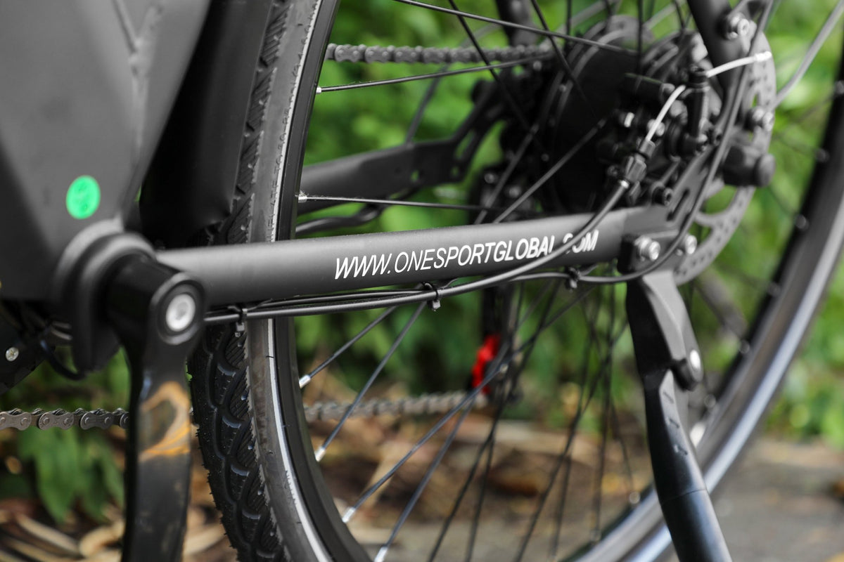 Cambio e catena dell'OneSport OT12 in colore nero in un parco