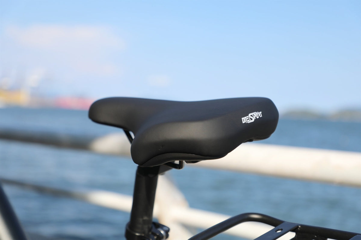 Sella dell'OneSport OT12 in colore nero in riva al mare
