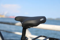 Sella dell'OneSport OT12 in colore nero in riva al mare