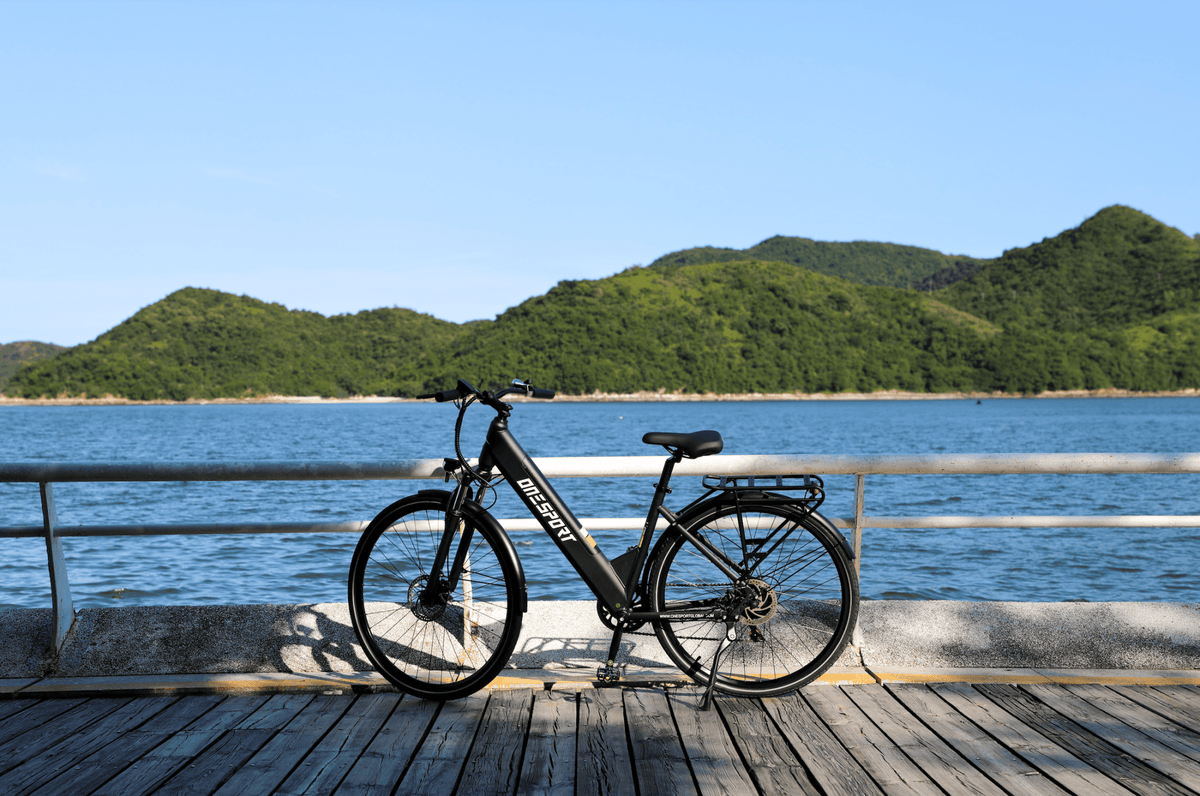Bici elettrica OneSport OT12 vista di lato in colore nero in riva al mare