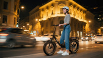 Uomo in piedi con la fat bike elettrica pieghevole OneSport OT16 Max in colore nero in un ambiente serale