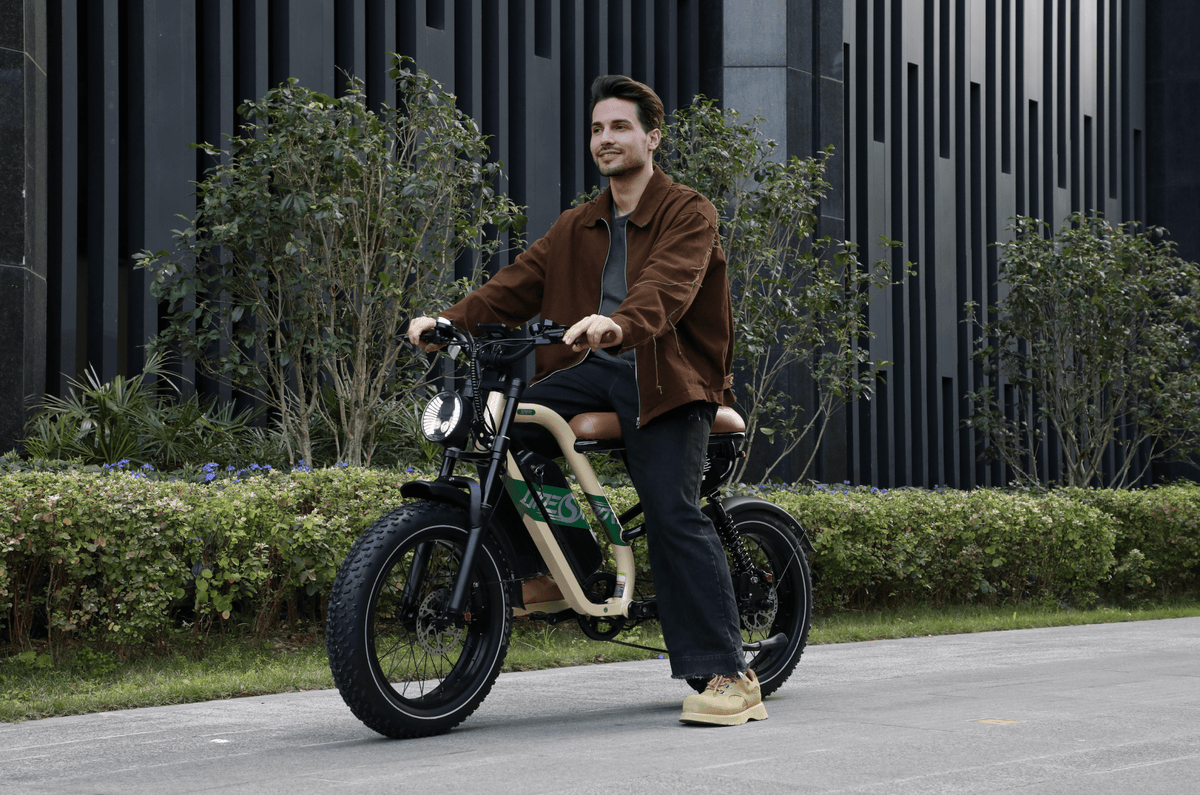 Uomo in piedi con la fat bike elettrica OneSport W66 in una strada