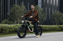Uomo in piedi con la fat bike elettrica OneSport W66 in una strada