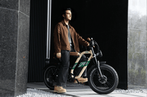Uomo in sella alla fat bike elettrica OneSport W66 in città