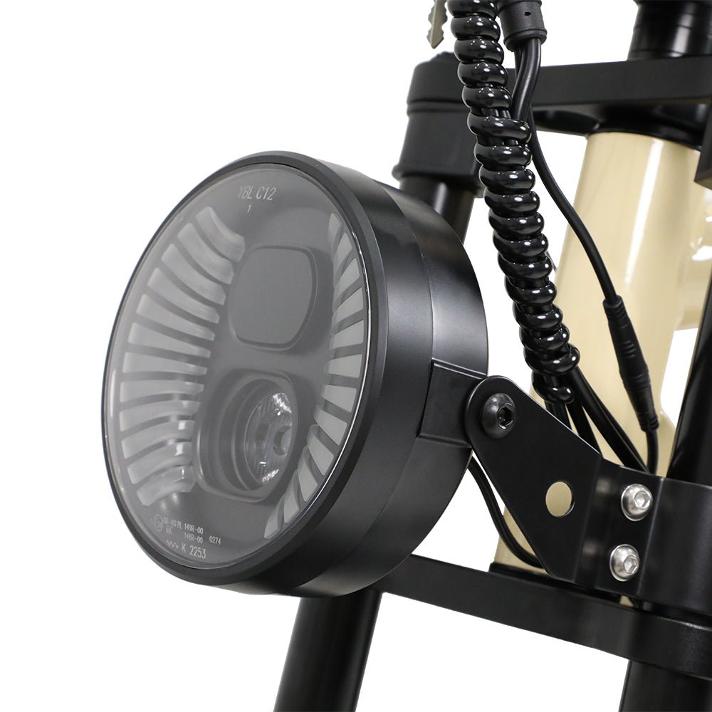Faro anteriore dell'OneSport W66 in primo piano